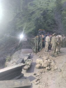गंगोत्री राष्ट्रीय राजमार्ग: लिमचागाड़ में तीन दिन में तैयार हुआ बेली ब्रिज, यातायात बहाल*